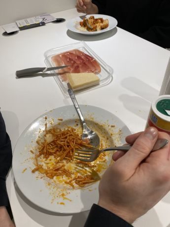 Kulinarische-Vielfalt-beim-Mittagessen Selbstkochende Kollegen und gutes Essen helfen im Winter
