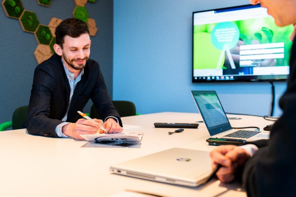 Mitarbeiter im Büro Motivierte und glückliche Mitarbeiter im Büro.