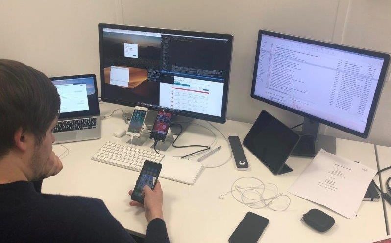 Software Developer Moritz bei der Arbeit
