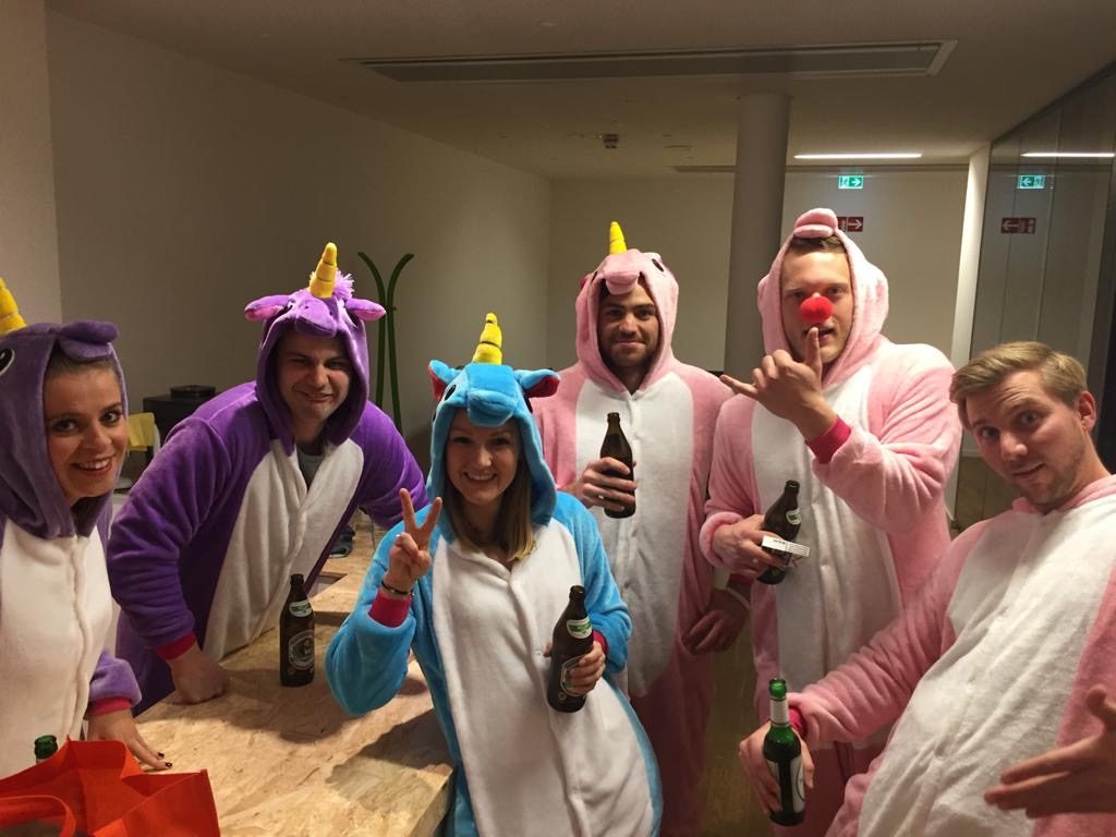 Team-als-Einhörner-mit-Geschäftsführer-von-Achtzig20 Party und Spaß im Büro, Fasching