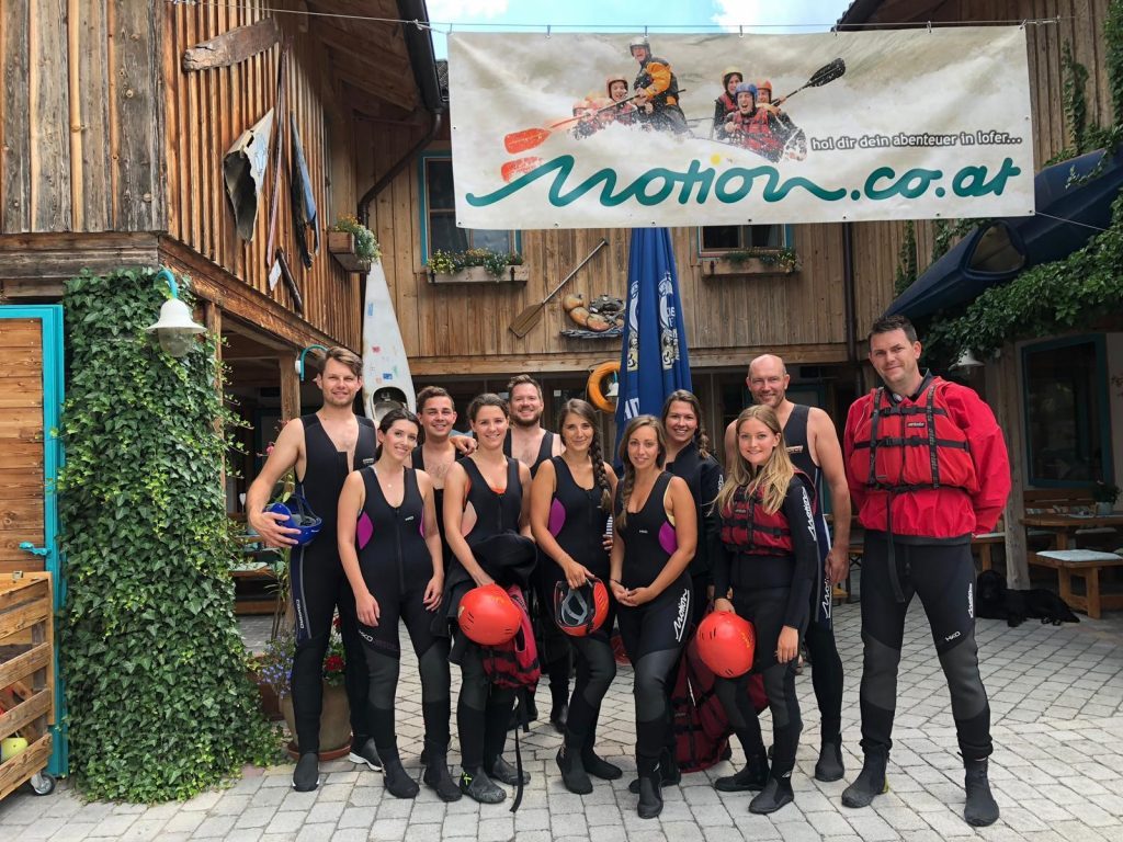 Team vor Hütte Team vor Hütte