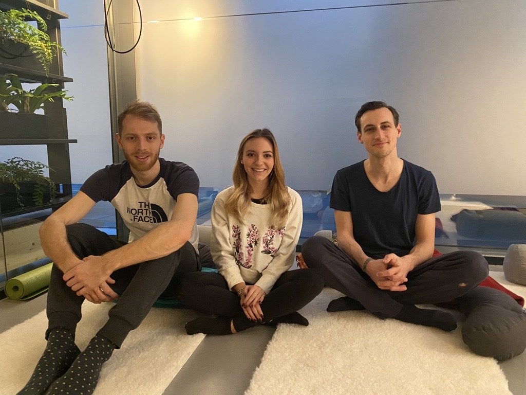 Yoga-im-neuen-Office-und-Winter Yoga und Sport machen uns auch im Winter glücklich
