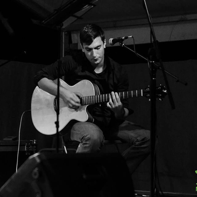 Crt-Musik-und-Gitarre
