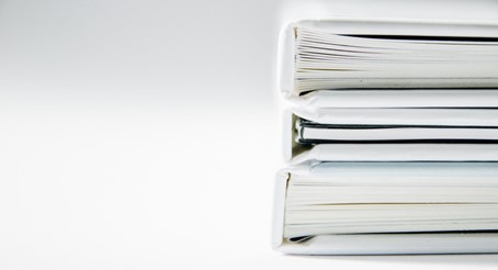 WasIstUNCE Symbolbild Bücherstapel