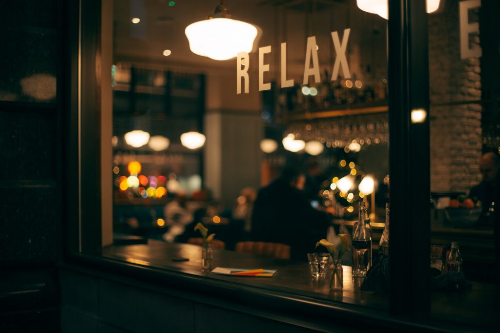 clem-onojeghuo-zlABb6Gke24-unsplash Cafe als Symbolbild für Work-Life-Balance