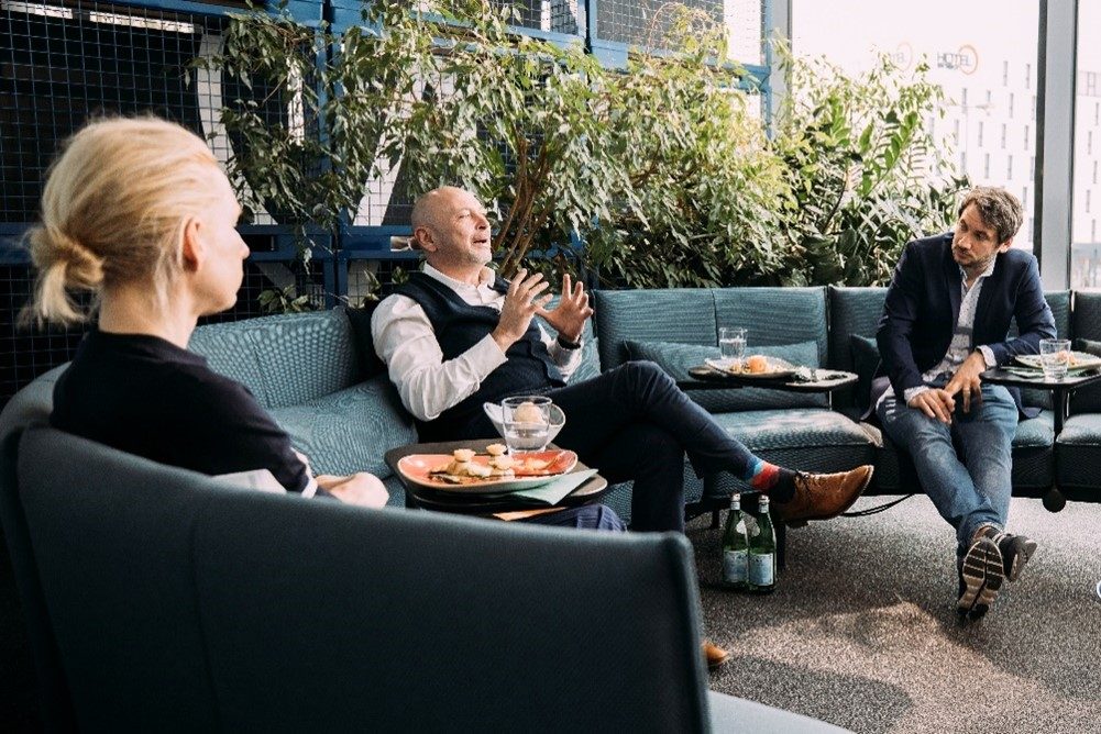 vitra_1 3 Menschen reden auf einer vitra Couch