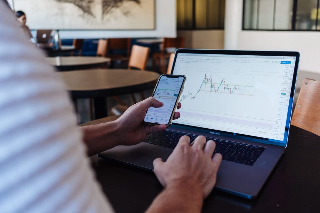 jason-briscoe-Gw_sFen8VhU-unsplash(1) Mann vor Laptop und Handy