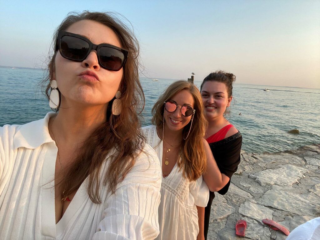 Selfievon 3 Frauen am Strand