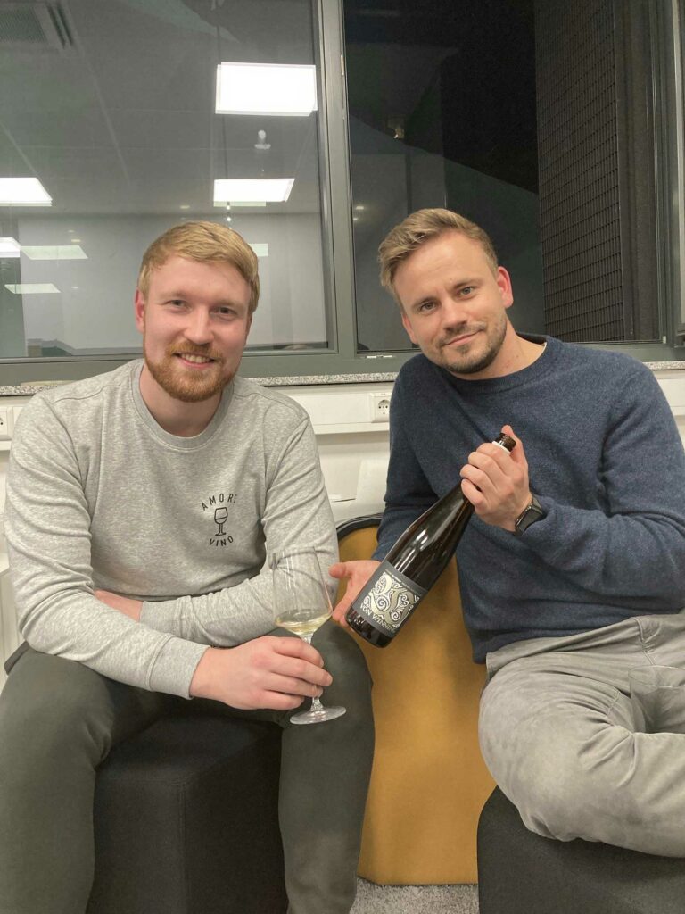 Björne2_jpg Zwei Männer mit Weinflasche